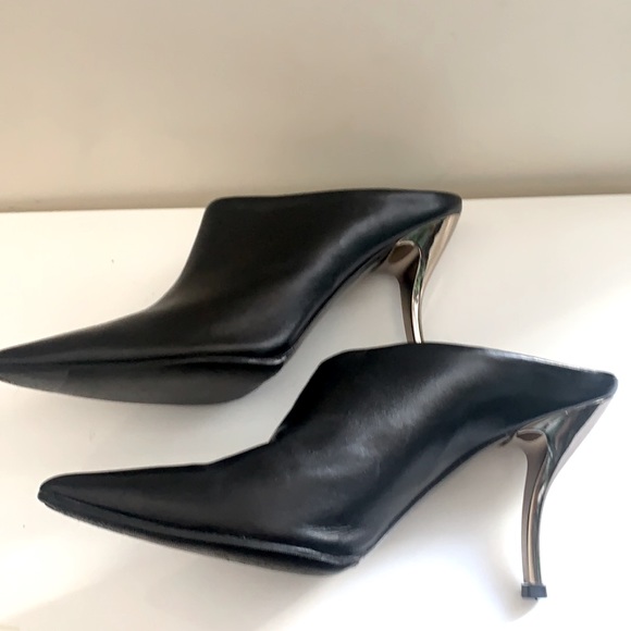 Delman Black leather shoes with metal heels. - Picture 5 of 6